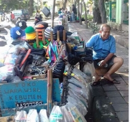 Supriyadi pedagang kelontong keliling di Jakarta. (Foto: Norman Meoko)