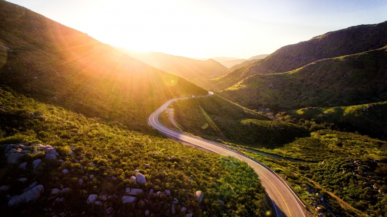 Jalan kehidupan itu berkelok-kelok (sumber foto: Matt Howard on Unsplash)