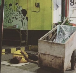  Manusia gerobak tertidur pulas di Jalan Margonda Raya Depok. (Foto: Norman Meoko)