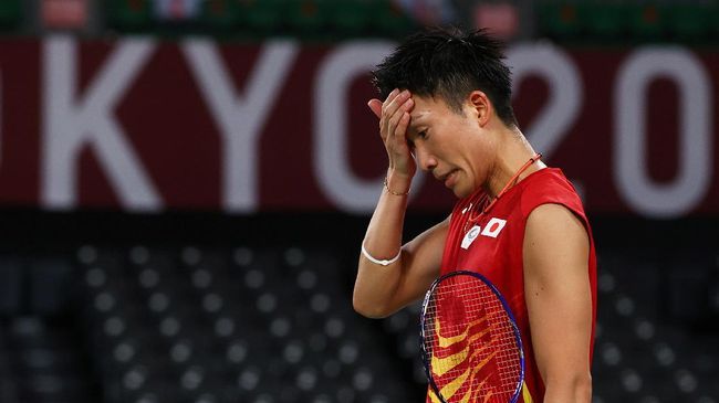 Tunggal putra badminton nomor satu dunia, Kento Momota tersingkir dari Olimpiade Tokyo. (FOTO: REUTERS/LEONHARD FOEGER) 