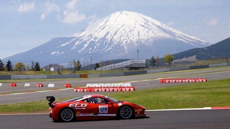 Pembalap dengan latar belakang Gunung Fuji di Fuji Internasional Speedway/mobilinanews.com
