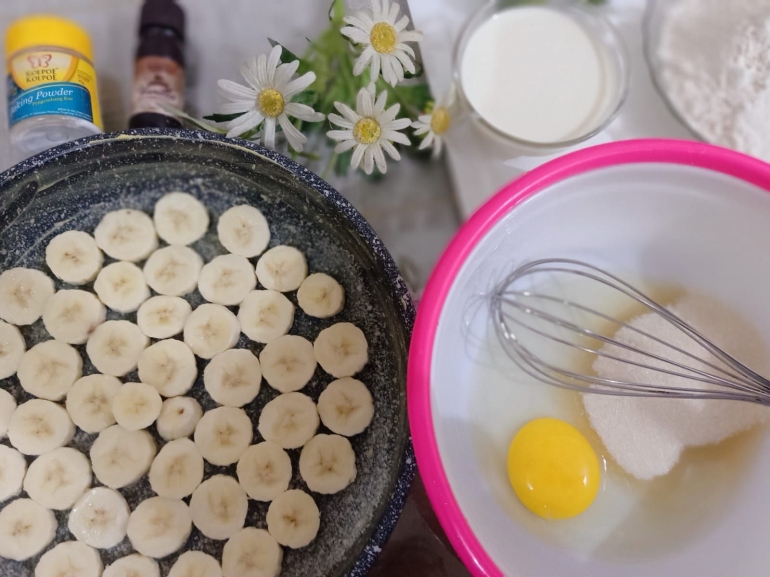 Ilustrasi teflon yang sudah dioles margarin, ditaburi gula pasir dan disusun potongan pisang | Dokpri
