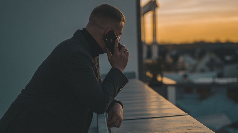 Panggilan telepon menghilangkan kemampuan melihat bahasa tubuh lawan bicara (sumber foto: Ren Ranisch on Unsplash)