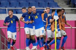Pemain Brazil merayakan gol ke gawang Arab Saudi. (via outlookindia.com)
