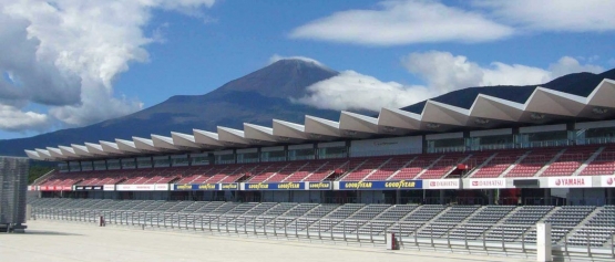 Tribun dengan 120.000 tempat duduk penonton, dan dilator-belangin oleh Gunung Fuji, seakan dalam "dunia awan"/www.tilke.de