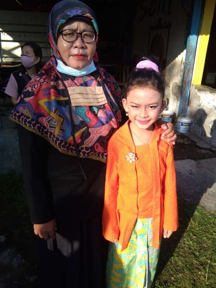 Ibu Wiwi Wihartini saat mendampingi Fitri Ramadani mengikuti lomba bernyanyi FLS2N  (Dokpri)