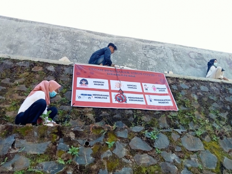   Pemasangan Banner Sosialisai Protokol Kesehatan di Taman Lokajaya Desa Tenggul (Dokpri)