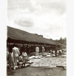 Pasar Karet di Barabai, Kalimantan Selatan tahun 1927. Leiden University Libraries 