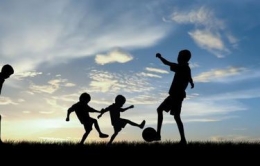 Anak anak bermain sepakbola (https://lifestyle.kompas.com)