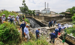 Anak Sungai Citarum yang tercemar berat karena masih banyak pabrik tekstil yang membuang limbahnya ke sungai. Foto: Donny Iqbal