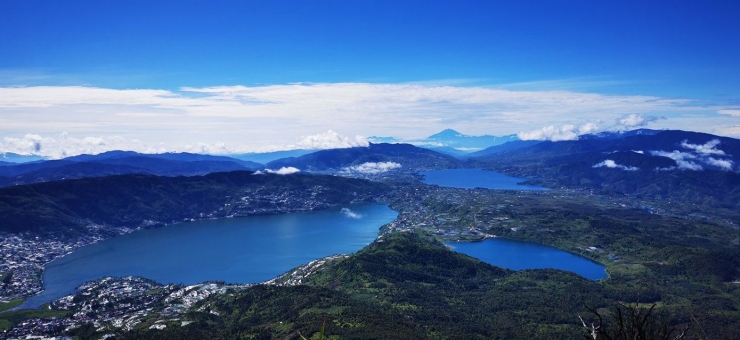 Panorama danau Kembar dilihat dari puncak gunung Talang (Dokumentasi Pribadi)