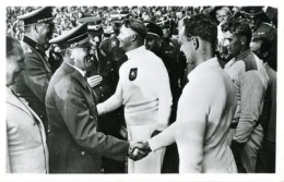 Foto: Hitler menyalami atlet Jerman di Olimpiade Berlin. (Sumber: digital.kenyon.edu)