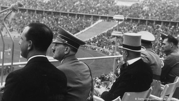Foto: Hitler menghadiri Olimpiade Berlin. (Sumber: Getty Images).