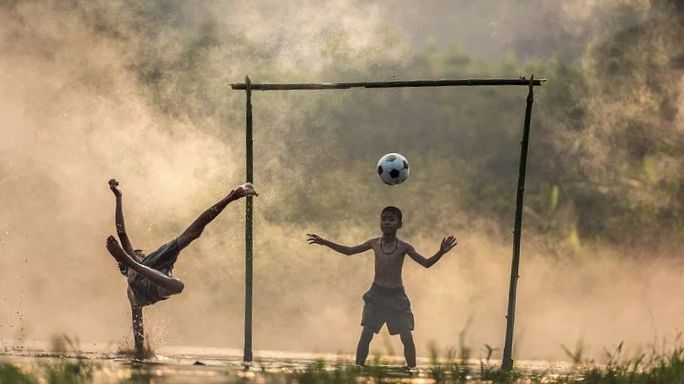 Gambar Anak Main bola via pixbay