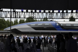 Kereta super cepat maglev memulai debutnya di Cina pada 20/7/21. Foto: Li Ziheng/Xinhua