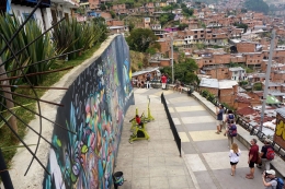 Mural di sudut kota Moravia di Medellin, Kolombia. Wilayah itu dulunya merupakan lokasi pembuangan sampah (Foto: Kirsten Walla/istockphoto.com)  