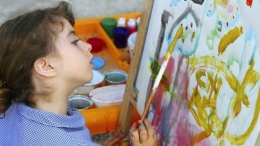 Seorang anak yang tengah melukis sesuatu sesuai dengan imajinasinya (foto dari educenter.id)