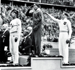 Foto: Jesse Owens peraih medali emas terbanyak dalam Olimpiade di Berlin 1936.  (Sumber: NY Daily News).