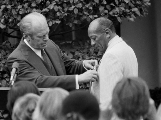 Foto: Jesse Owens menerima penghargaan dari Presiden Amerika Gerald Ford. (Sumber: The Livingston Post)