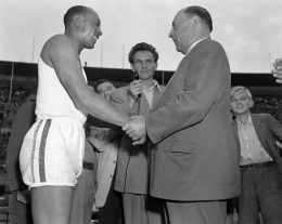 Foto: Jesse Owens dalam hari peringatan 15 tahun Olimpiade Berlin, 1951. (Sumber: Arizona Daily Star)