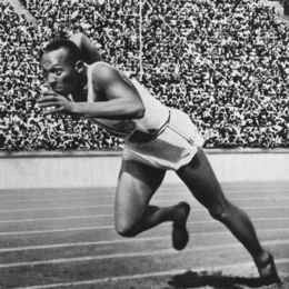 Foto: Prestasi Jesse Owens menghancurkan mitos tentang keunggulan ras Arya (Sumber:Biography.com)