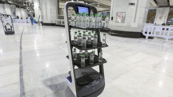 Robot distribusi botol air zamzam.Foto: AFP