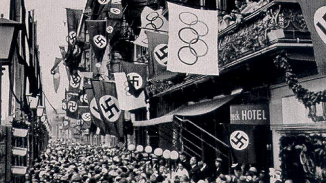 Foto: Lambang swastika di Olimpiade Berlin. (Sumber: Alamy stock photo)