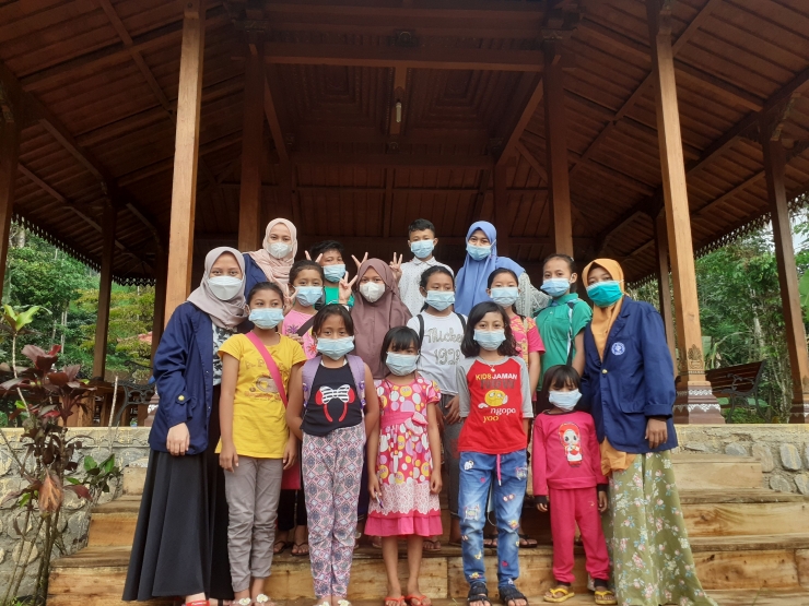 Foto Bersama Anak-anak Kampung Adat Segunung/dokpri