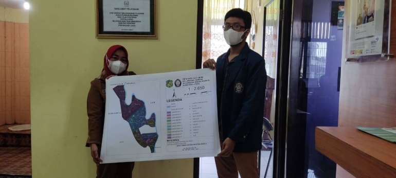 Penyerahan Peta Fasilitas Umum Kelurahan Hamdan, Kecamatan Medan Maimun Kepada Perangkat Desa