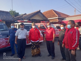 Foto bersama depan 5 Armada Posko darurat Covid-19 milik DPC PDI Perjuangan Kab. Cirebon