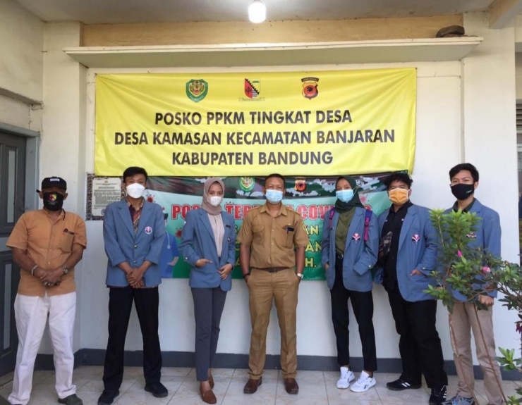 Mahasiswa UPI Mmbagikan Masker dan Handsanitizer di Desa Kamasan (Senin,12 Juli 2021)