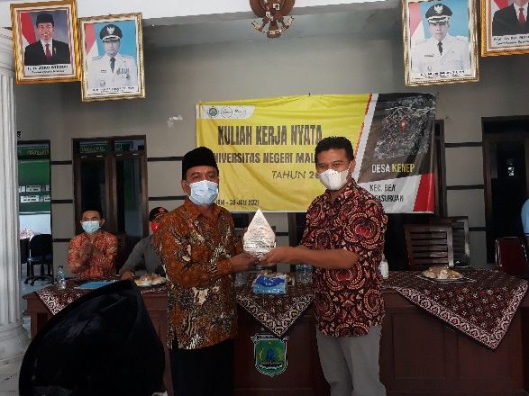 Gambar 2 Pemberian vandel ke pihak Desa (dokpri) 