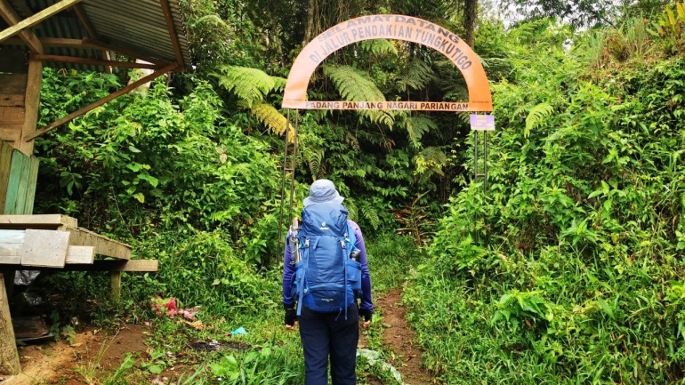 Penulis di gerbang jalur selatan/Tungkutigo (Dokumentasi Pribadi)