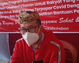 Ketua DPC PDI Perjuangan Kab. Cirebon Drs. H. Imron, M.Ag (Bupati Cirebon) saat sampaikan donasi covid-19 (doc.foto Infokom)