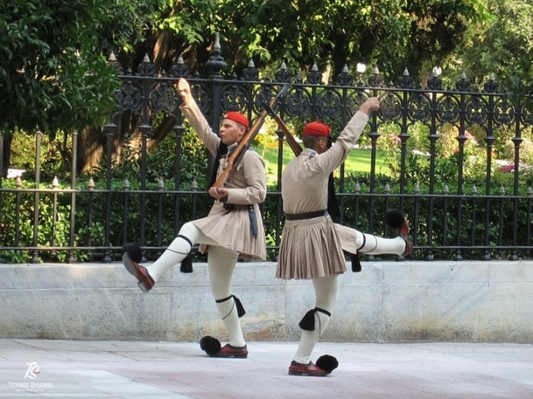 Evzones di depan Istana Presiden- Athena. Sumber: dokumentasi pribadi