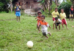 Keceriaan anak Papua bermain sepakbola, credits : rhanifa