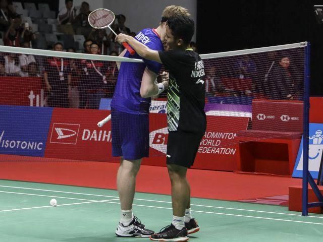Tampak Ginting dan Antonsen saling berpelukan setelah pertandingan Indonesia Master 2020 di Senayan Jakarta (sumber ilustrasi: jawapos.com)