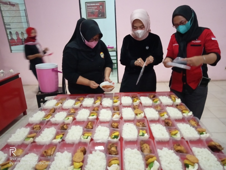 Pembuatan Dapur Umum yang dikomandoi Hj. Wahyu Tjiptaningsih (Wakil Bupati Cirebon) siap bantu warga isolasi mandiri