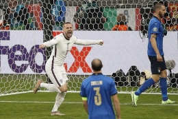 Bek Inggris Luke Shaw (kiri) berselebrasi setelah mencetak gol pertama pada pertandingan final Euro 2020 antara Italia vs Inggris di Stadion Wembley di London pada 12 Juli 2021. (Foto: AFP/JOHN SIBLEY via kompas.com)