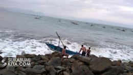 Ditumpangi sedikitnya 12 nelayan yang hendak melaut. Perahu jenis Congkreng karam dan tenggelam diterjang ombak besar/dok.sukabumikita.com