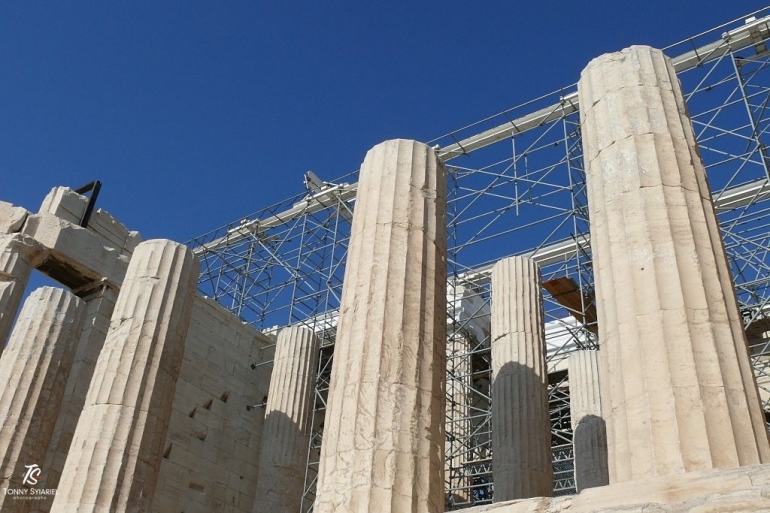 Pilar-pilar dari batu marmer di Acropolis. Sumber: dokumentasi pribadi