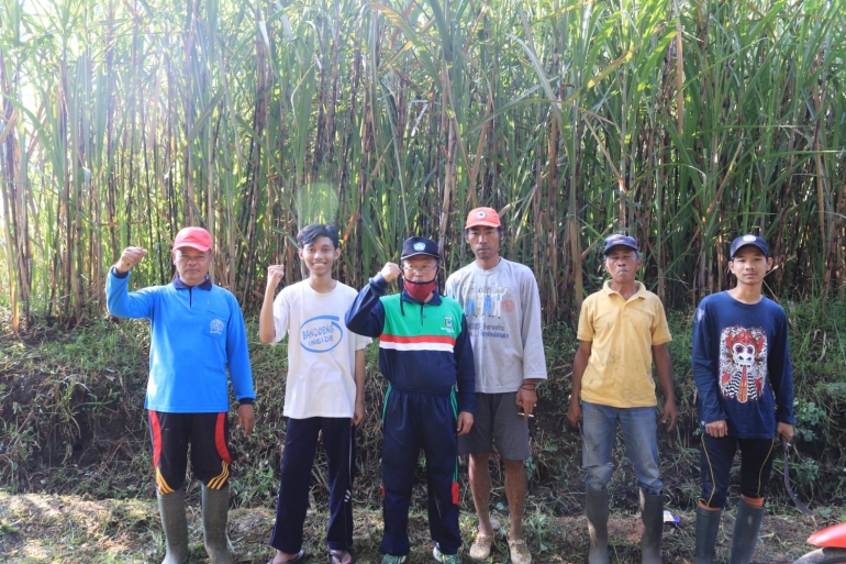 Foto Bersama Mahasiswa KKN UM dengan Warga dan Kades Desa Plandi (Dokpri)