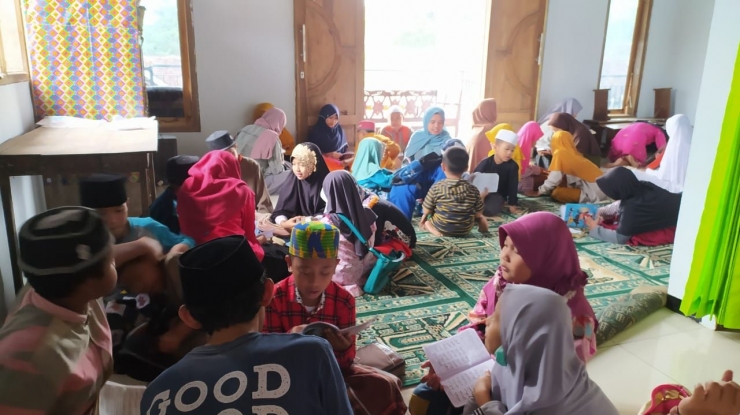 Kegiatan bimbingan belajar mengaji oleh tim KKN UM 2021 di TPQ Riyadlul Qur'an II Desa Banjarsari