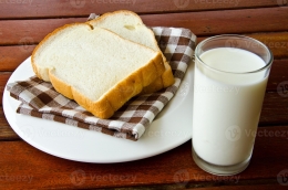 Ilustrasi roti dan susu (Foto: Vecteezy).