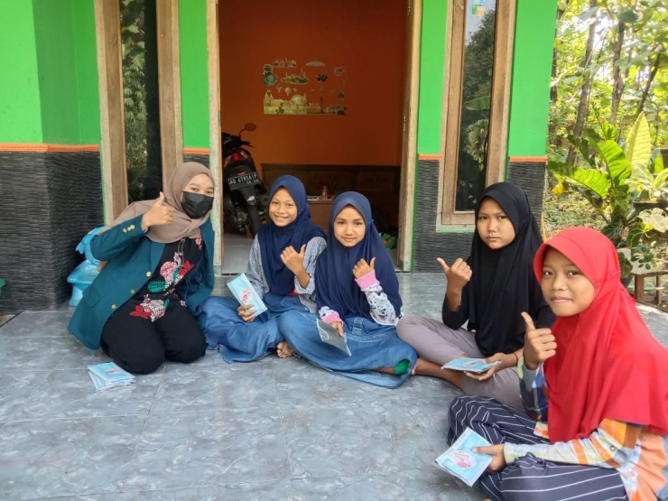 Mahasiswi Tim 2 KKN Undip membagikan masker gratis kepada anak-anak pada Rabu (21/07/2021)