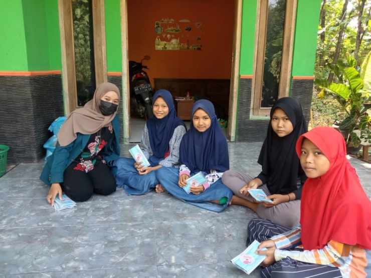 Mahasiswi Tim 2 KKN Undip membagikan masker gratis kepada anak-anak 