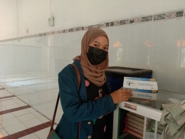 Mahasiswi Tim 2 KKN Undip menyediakan masker gratis di Masjid untuk memaksimalkan program #Bersamalawancorona