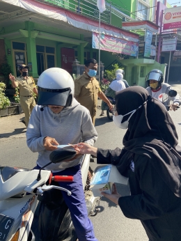 Proses pembagian masker kepada warga yang melintas/dokpri