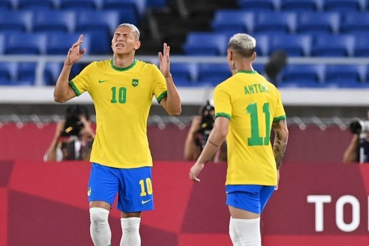 Penyerang Brasil Richarlison, turut menghantarkan Brasil ke semi final cabang sepak bola Olimpiade Tokyo (kompas.com)