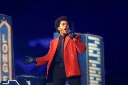 The Weeknd dalam penampilannya di Super Bowl Halftime Show. (Foto: Getty Images via Kompas.com)
